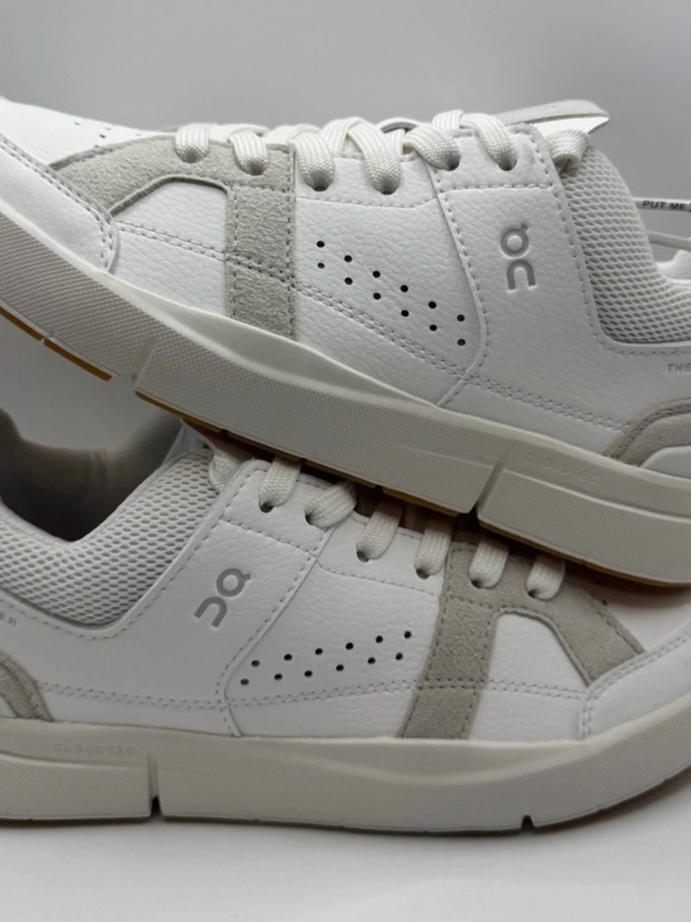 On Running On Cloud Women's The Roger Clubhouse Sneakers, size 8W/38